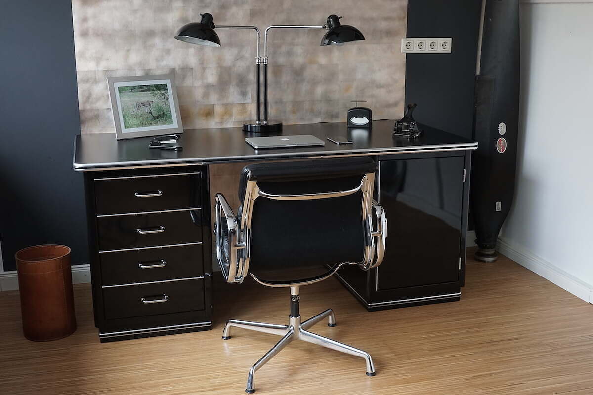 Schreibtisch Büro Müller