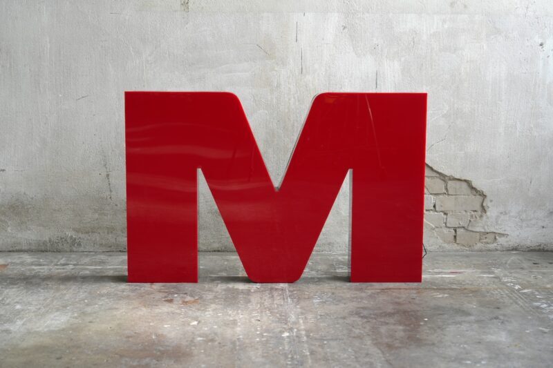 Buchstabe M Leuchtbuchstabe rot